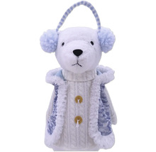 Macko ako dekorácia s chráničmi sluchu a pletenou bundou