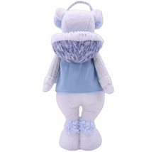 Pohľad zozadu na plyšovú hračku s chráničmi sluchu a mikinou s kapucňou