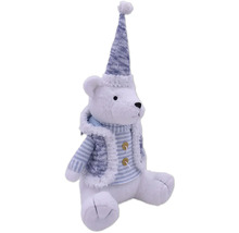 Dekoratívny látkový medveď s čiapkou a bundou ako vianočná dekorácia