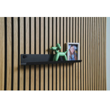 Stenové panely s policou, dekoráciou a rámom na fotografie