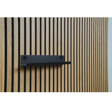 Akustický panel s čiernou nástennou policou