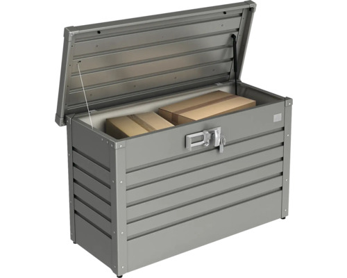 Otvorený sivý kovový záhradný box s dvoma kartónovými krabicami