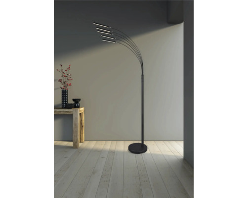 Stojacia lampa s piatimi svetelnými ramenami v obývacej izbe