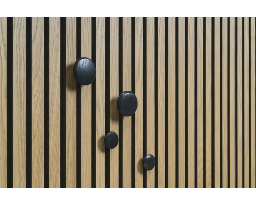 Drevený panel s čiernymi okrúhlymi háčikmi