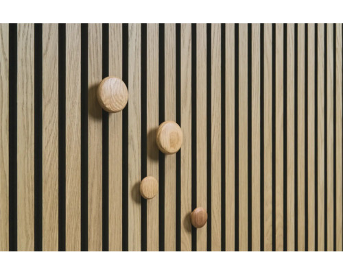 Drevený panel so štyrmi okrúhlymi drevenými háčikmi