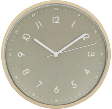 Okrúhle nástenné hodiny so svetlým dreveným rámom a ciferníkom