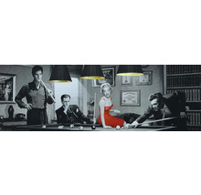 Čiernobiela fotografia scény s Elvisom Presleym, Marilyn Monroe, Humphrey Bogartom a Jamesom Deanom hrajúcimi biliard