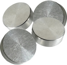 Štyri okrúhle kovové upevňovacie prvky