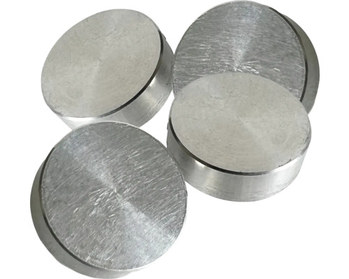 Štyri okrúhle kovové upevňovacie prvky