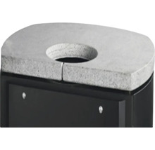 Detail čiernych kachlí s kamenným krytom vrátane kruhového otvoru.