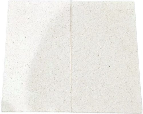 Dve svetlé kameninové dlaždice