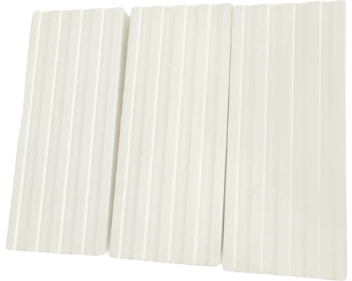 Tri biele vrúbkované dosky