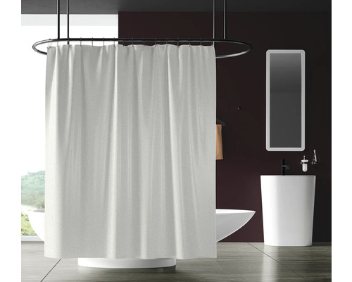 Moderná kúpeľňa s vaňou, umývadlom, zrkadlom a sprchovým závesom