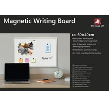 Magnetická tabuľa na písanie s rozmermi približne 60 x 40 centimetrov s dreveným rámom a príslušenstvom na stole