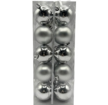 Dvanásť vianočných gúľ v priehľadnom obale.