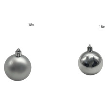 Osemnásť plastových vianočných gúľ