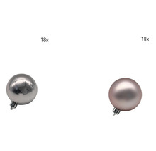 Osemnásť plastových vianočných gúľ