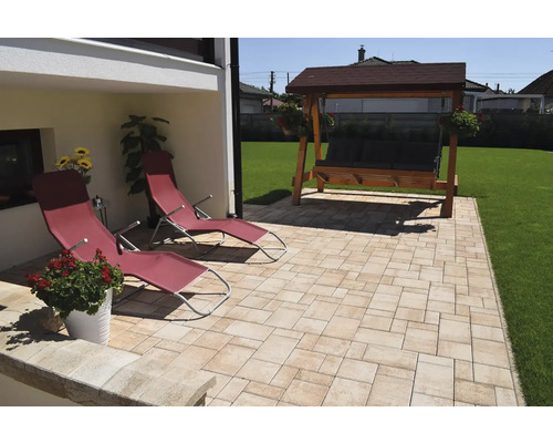 Terasa s dlažobnými kockami, dvoma ležadlami a záhradnou hojdačkou