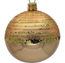 Zlatá vianočná guľa s trblietavými pruhmi