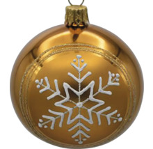 Zlatá vianočná guľa so vzorom snehovej vločky