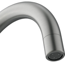 Detailný pohľad na zahnutý kovový výtok vodovodnej batérie.