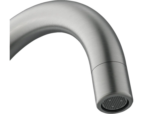 Detailný pohľad na zahnutý kovový výtok vodovodnej batérie.