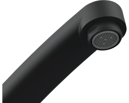 Detailný pohľad na čierny výtok vodovodnej batérie