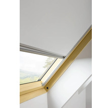 Strešné okno s roletou vo svetlej miestnosti