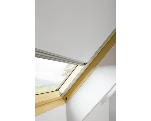 Strešné okno s roletou vo svetlej miestnosti