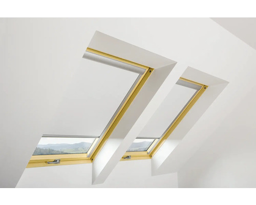 Dve strešné okná so žalúziami v svetlej miestnosti.