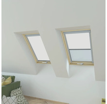 Dve strešné okná s otváracím oknom a roletou v podkrovnej izbe