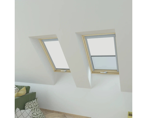 Dve strešné okná s otváracím oknom a roletou v podkrovnej izbe