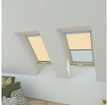 Dve strešné okná s roletami v svetlej podkrovnej izbe