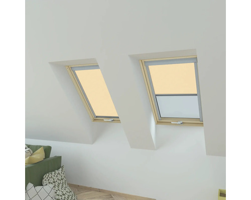 Dve strešné okná s roletami v svetlej podkrovnej izbe