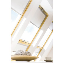 Strešné okná so žalúziami vo svetlej podkrovnej izbe