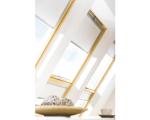 Strešné okná so žalúziami vo svetlej podkrovnej izbe