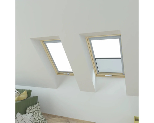 Dve strešné okná vo svetlej miestnosti