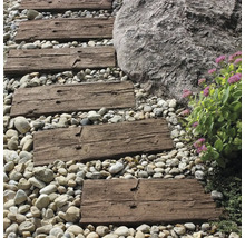 Záhradná scéna s drevenými schodmi, okrasným štrkom, kameňom a výsadbou