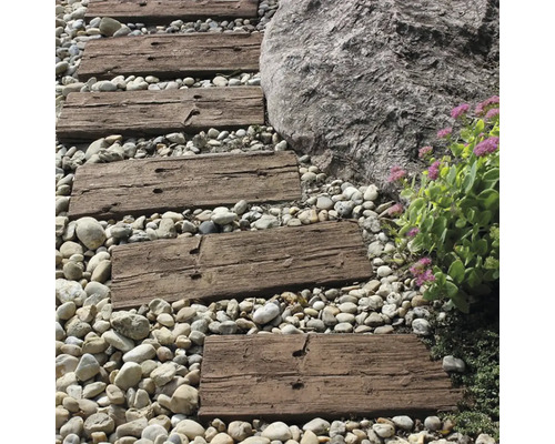 Betónový nášľap Antic hnedá 60x25x4 cm Záhradná scéna s drevenými schodmi, okrasným štrkom, kameňom a výsadbou