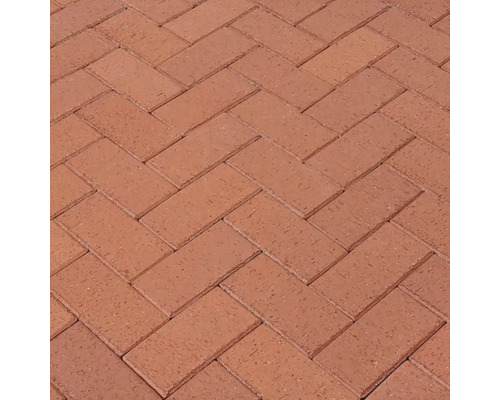 Dlažobné kocky vo vzore rybej kosti