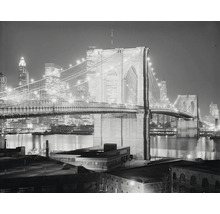 Nočná fotografia osvetleného Brooklynského mosta na pozadí panorámy New Yorku.