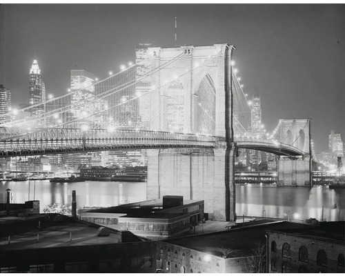 Nočná fotografia osvetleného Brooklynského mosta na pozadí panorámy New Yorku.
