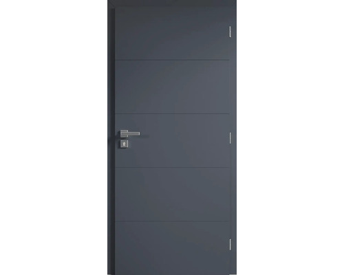 Moderné vchodové dvere s vodorovnými ozdobnými líniami a nerezovým kovaním