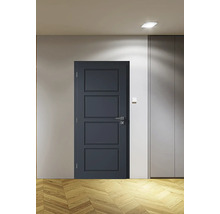 Modré interiérové dvere s tromi panelmi vedľa skrine