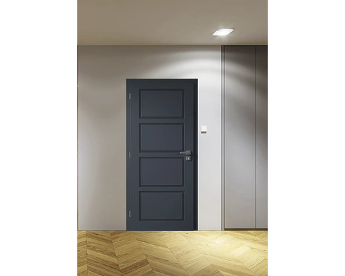 Modré interiérové dvere s tromi panelmi vedľa skrine