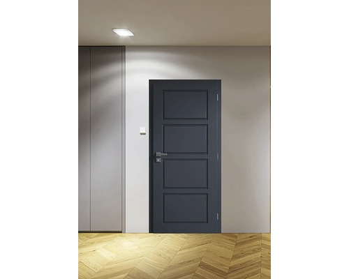 Interiér so sivými interiérovými dverami so štyrmi panelmi