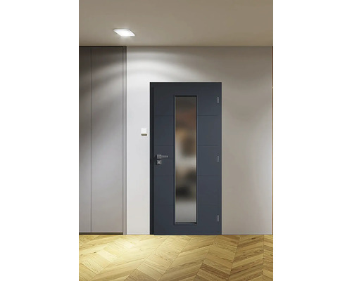 Sivé interiérové dvere so sklenenou vložkou v modernej chodbe