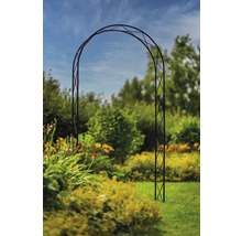 Kovová záhradná bránka v záhradnom záhone