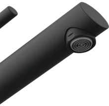 Detail čierneho vodovodného kohútika s perlátorom