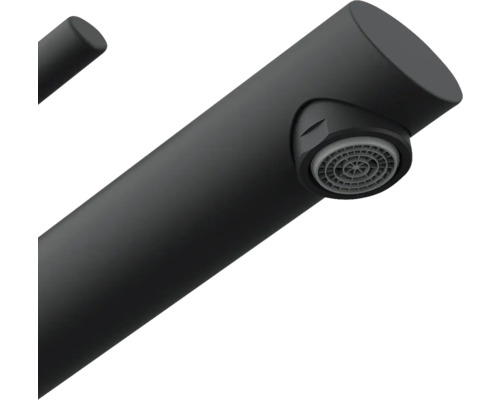 Detail čierneho vodovodného kohútika s perlátorom